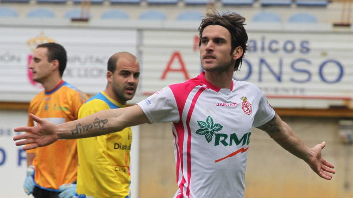 Juan Carlos Ortiz celebra el único gol del partido, con el que la Cultural conquistó tres puntos que le aúpan a la cabeza de la tabla clasificatoria, junto al Burgos CF.