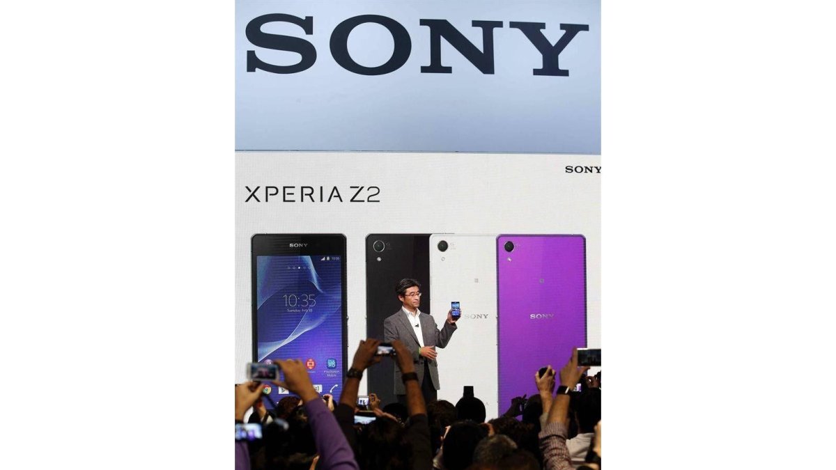 El consejero delegado de Sony Mobile, Kunimasa Suzuki, muestra la nueva versión de su teléfono insignia, el Xperia Z2.