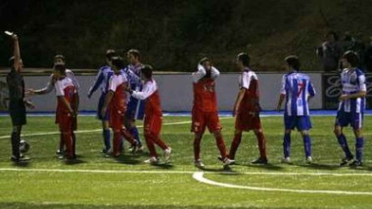 El árbitro amonesta a un jugador de la Deportiva después de pitar el penalti que supondría el 2-1 de