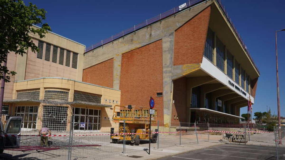 Las obras de acondicionamiento y rehabilitación del Palacio de Deportes siguen su curso. J. NOTARIO