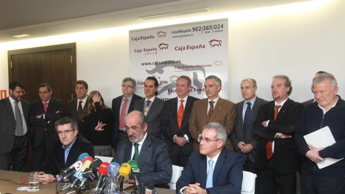 El consejo de Caja España, tras aprobar la fusión con Caja Duero en enero del 2010.