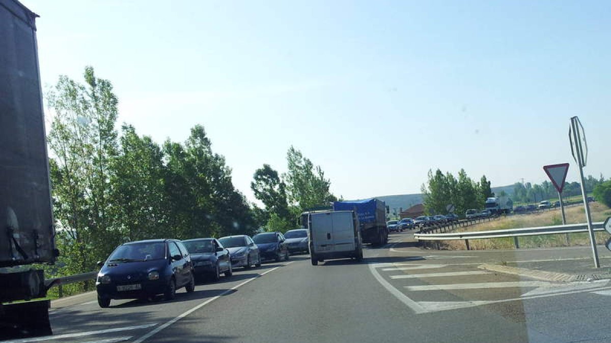 Vehículos retenidos por las obras esperaban turno para cruzar a Puente Villarente.