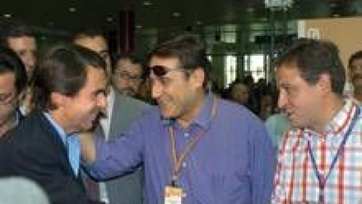 Aznar fue saludado efusivamente por muchos militantes
