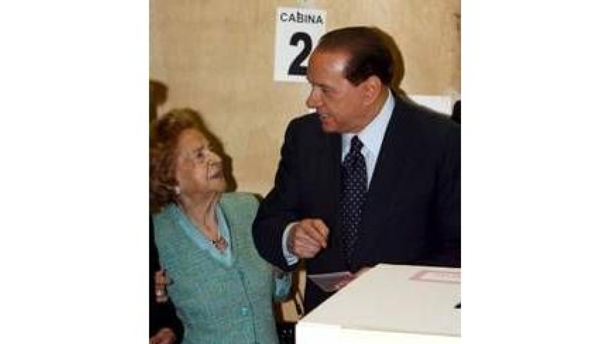 Berlusconi ayuda a votar a su madre de 95 años