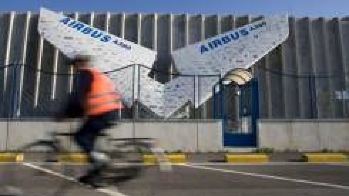 Un ciclista pasa por delante de la fábrica de Airbus en Cádiz
