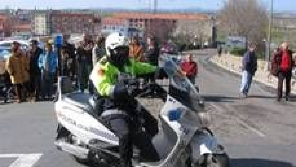 Un agente de la Policía Local de Astorga en moto durante un servicio correspondiente al año 2007