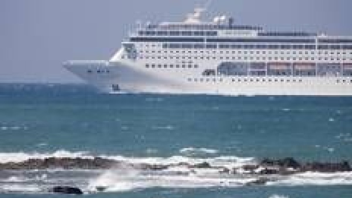 El crucero «Sinfonía» abandona Cádiz después de que se impidiese desembarcar a parte del pasaje