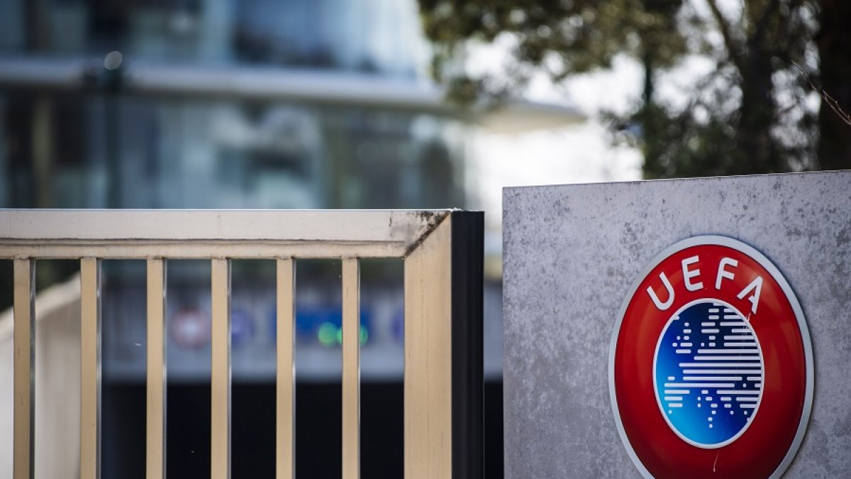 Logotipo de la UEFA en la entrada de su sede central en Nyon, Suiza.  JEAN-CHRISTOPHE BOTT / EFE