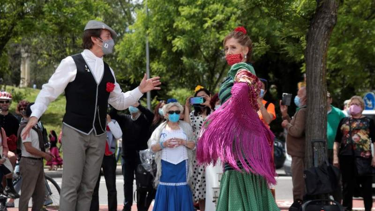 Chulapos y chulapas en la pradera de San Isidro. A. MÁRQUEZ