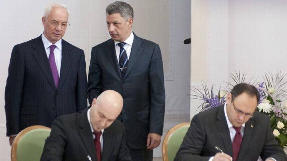 El primer ministro de Ucrania, Mykola Azarov; el ministro de Energía, Yuri Boiko; el jefe del Gobierno, Vladislav Kaskiv y el supuesto representante de Gas Natural, Jordi Sardà Bonvehí (abajo a la izquierda).
