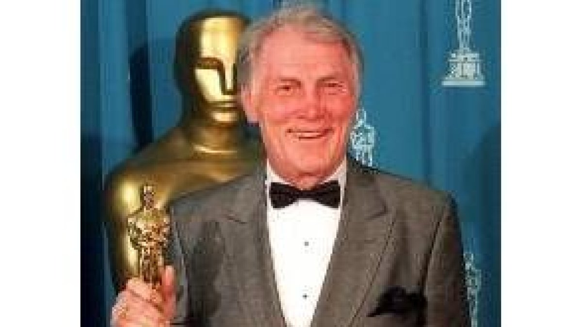 Palance recogiendo el Oscar en 1992 por «Cowboys de ciudad»