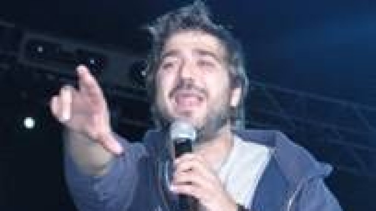 El cantautor, durante su actuación en La Llanera