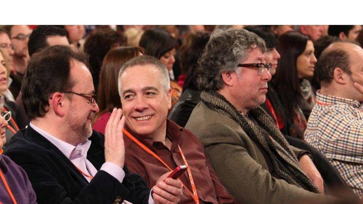 De izquierda a derecha, los dirigentes del PSC Dani Fernández, Pere Navarro y Antonio Balmón, el sábado, durante el congreso del PSOE.