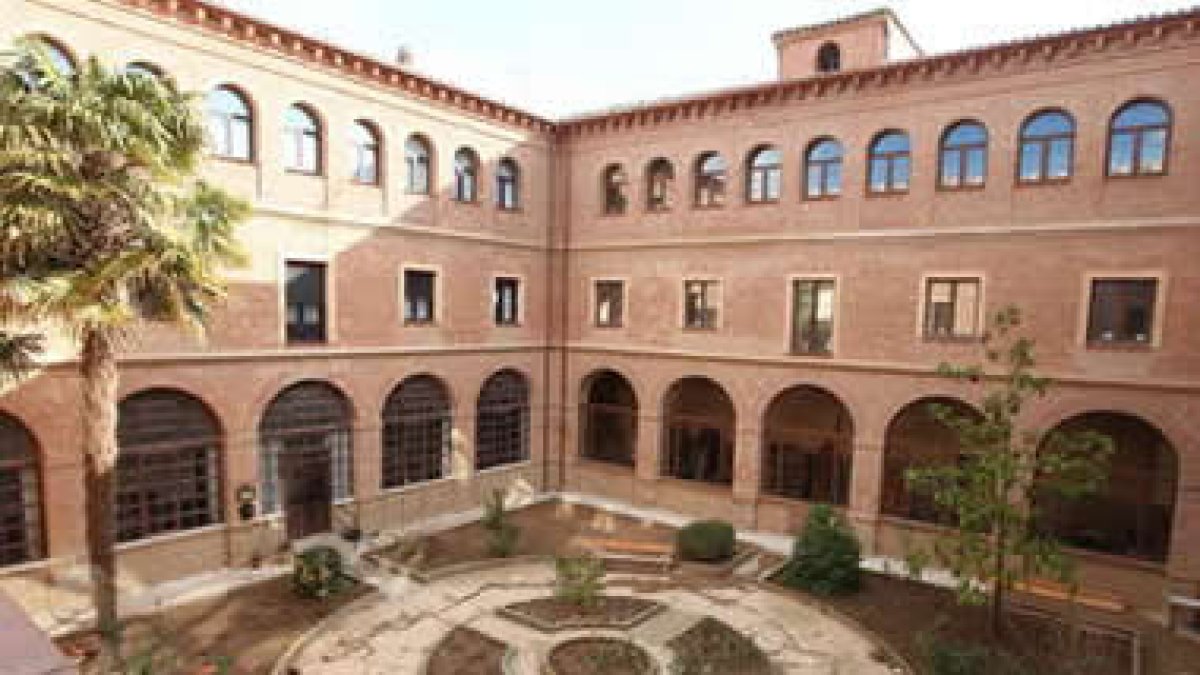 Patio interior del Seminario, rodeado por arcos sobre columnas de ladrillo; es una de las zonas que