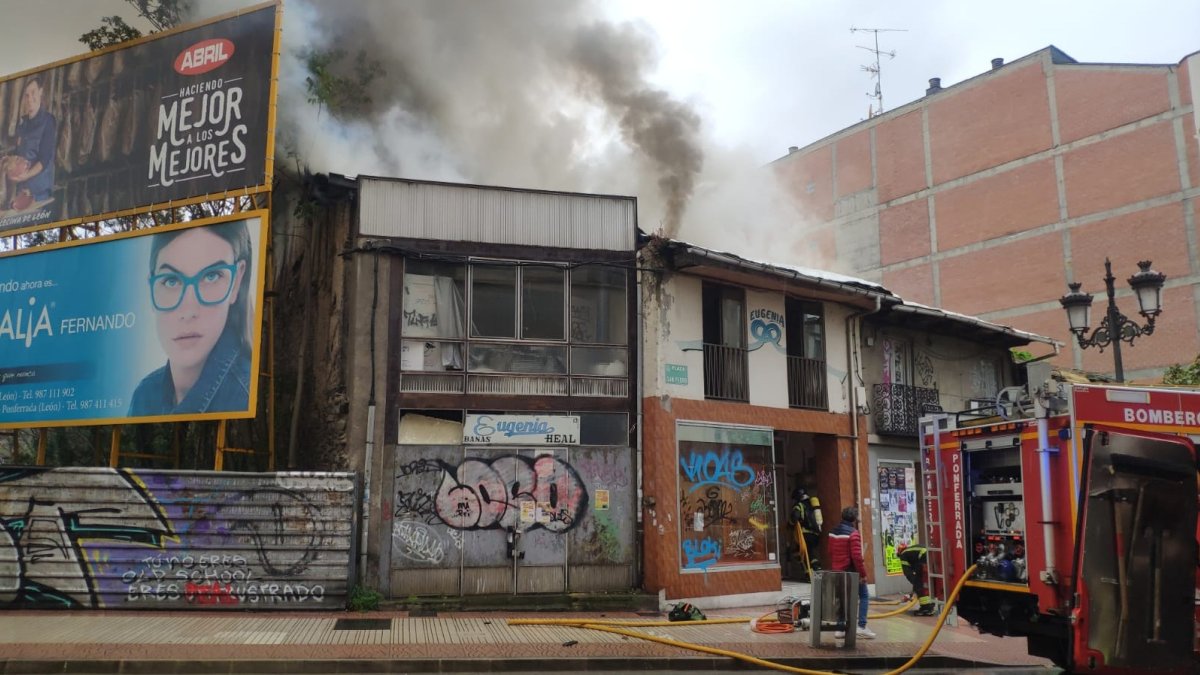 Incendio en el centro de Ponferrada. ANA F. BARREDO