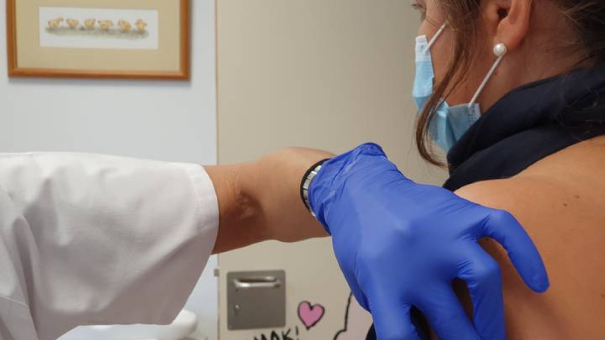 Una mujer se vacuna contra la gripe. DL