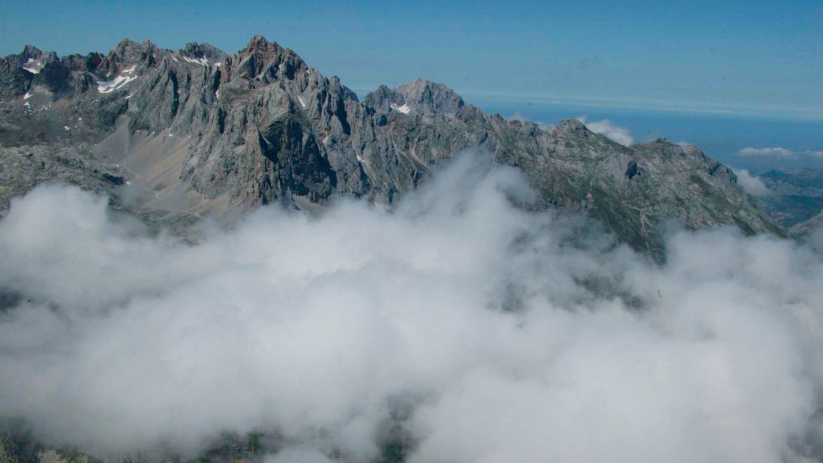 Vista aérea de Horcados Rojos, donde tuvo lugar el suceso y Peña Vieja. NARDO VILLABOY