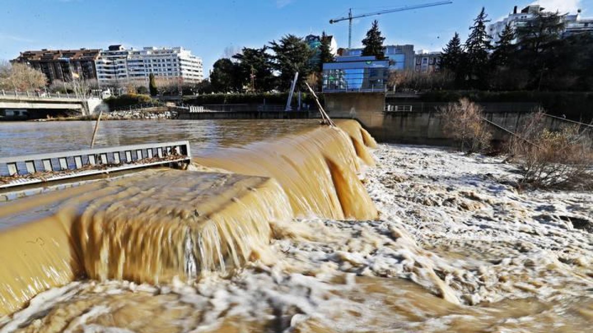 El río Bernesga a su paso por León genera problemas con los desbordamientos