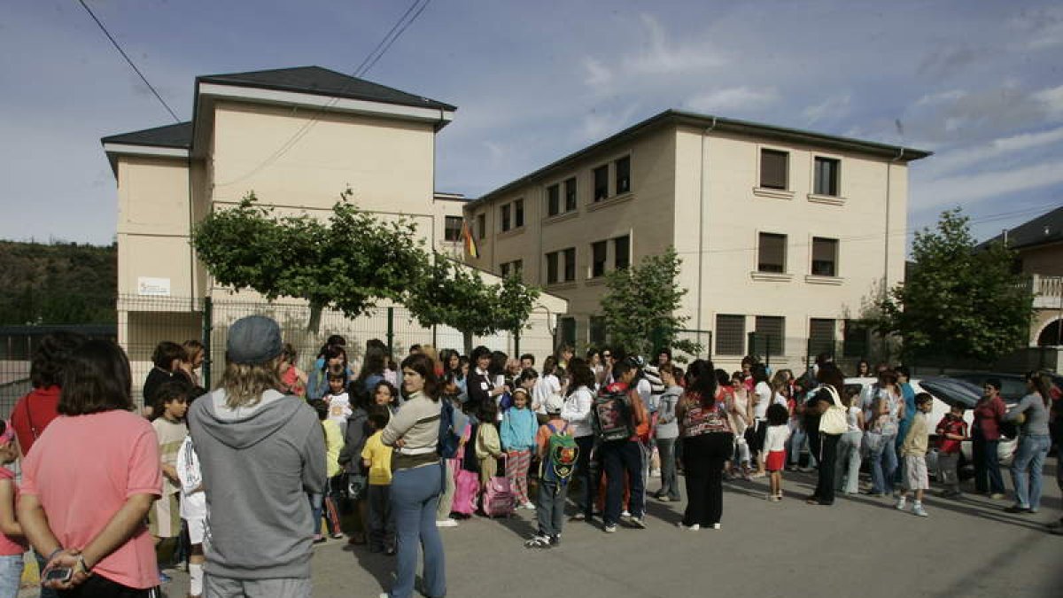Imagen del colegio de Puente, localidad que perderá dos unidades educativas. L. DE LA MATA