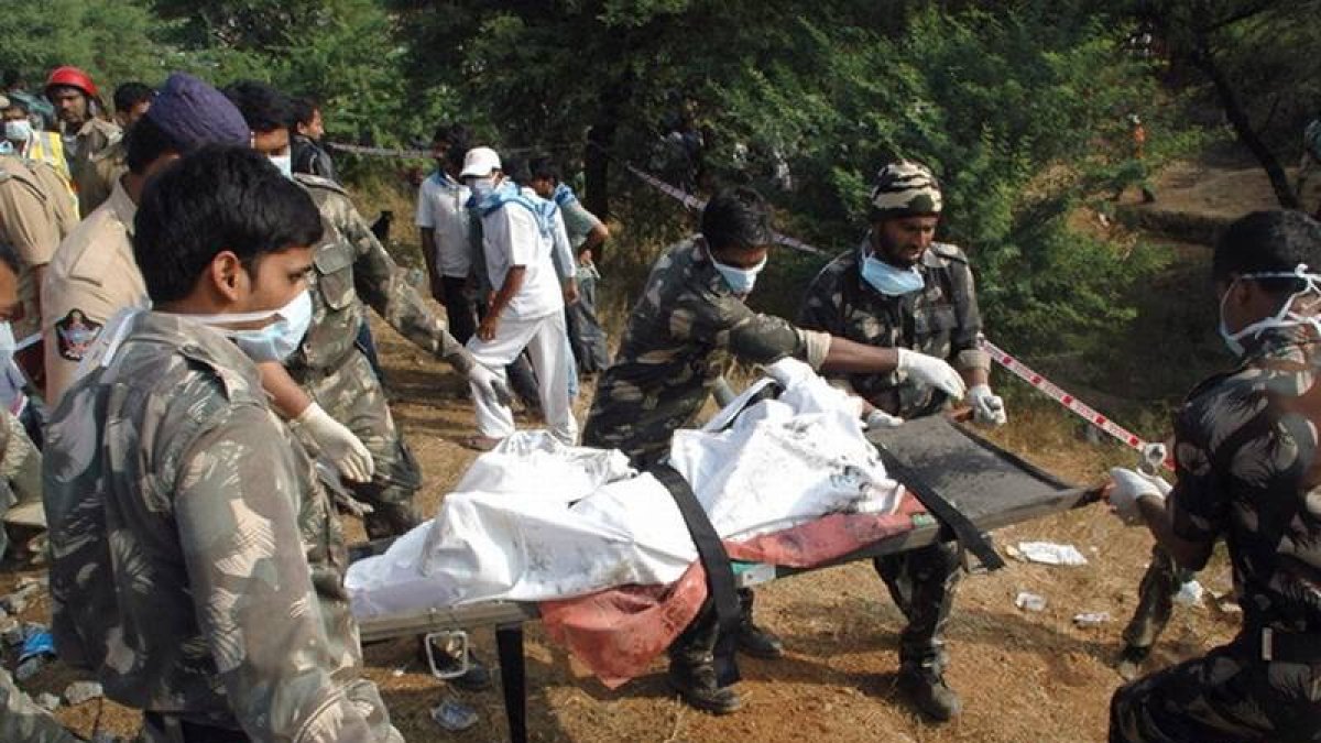 Personal de la policía retira cuerpos en el lugar del accidente.