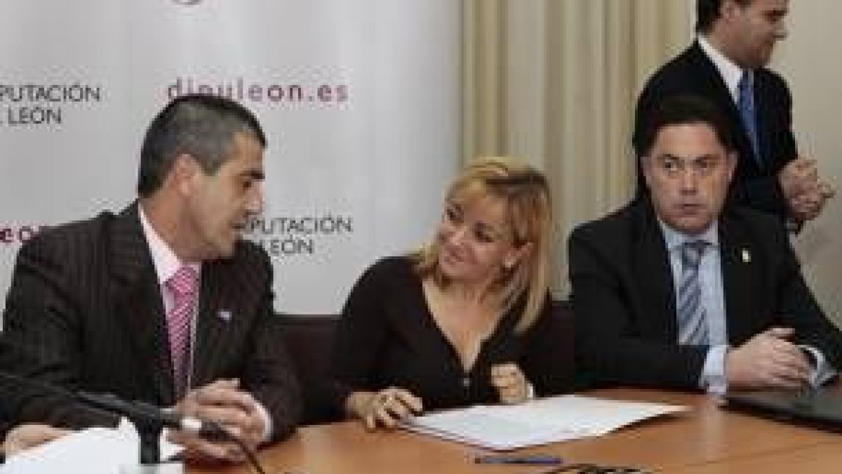 Manuel Losada, Isabel Carrasco y Juan Martínez Majo, antes de firmar el convenio de colaboración