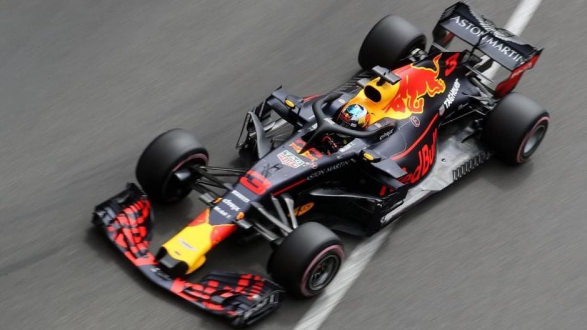 Daniel Ricciardo y su Red Bull-Renault, durante el GP de Mónaco de F-1. /