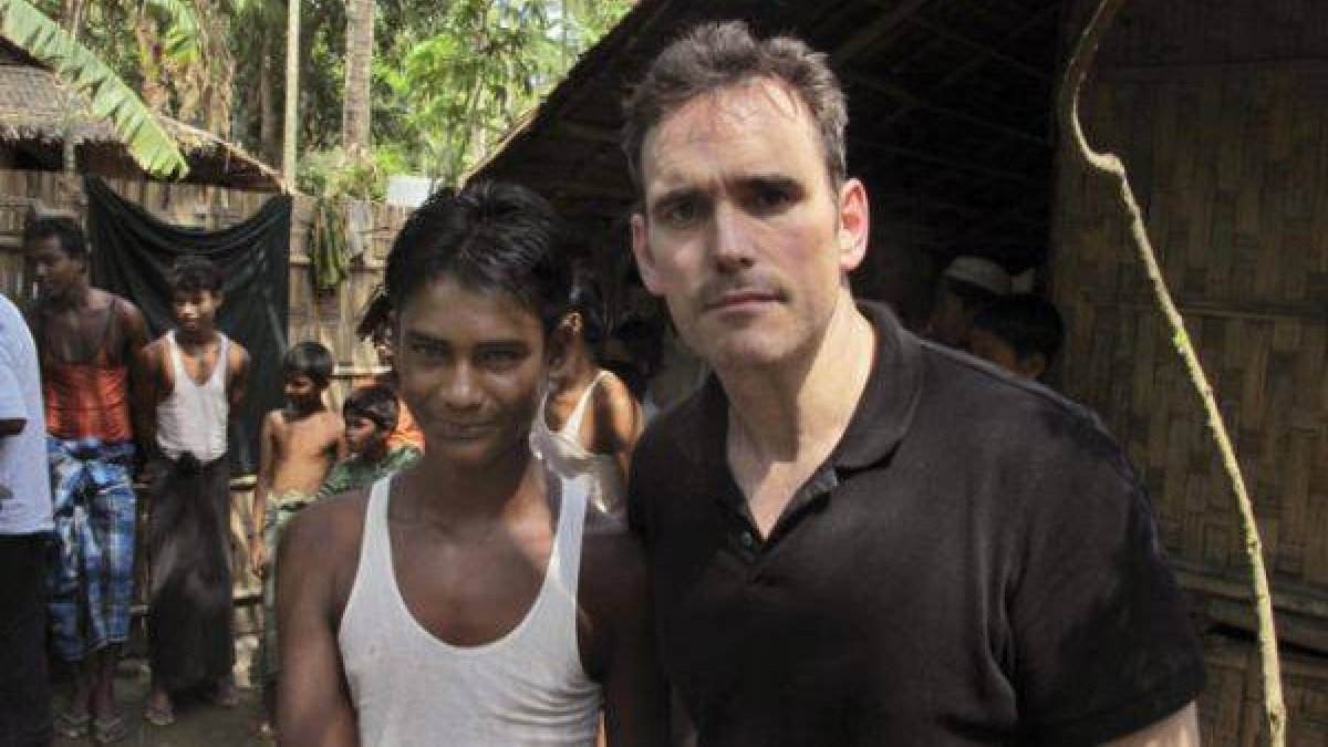 El actor Matt Dillon junto al joven superviviente rohingya Noor Alam, de 17 años, en el campamento de Rakhine, en Myanmar.