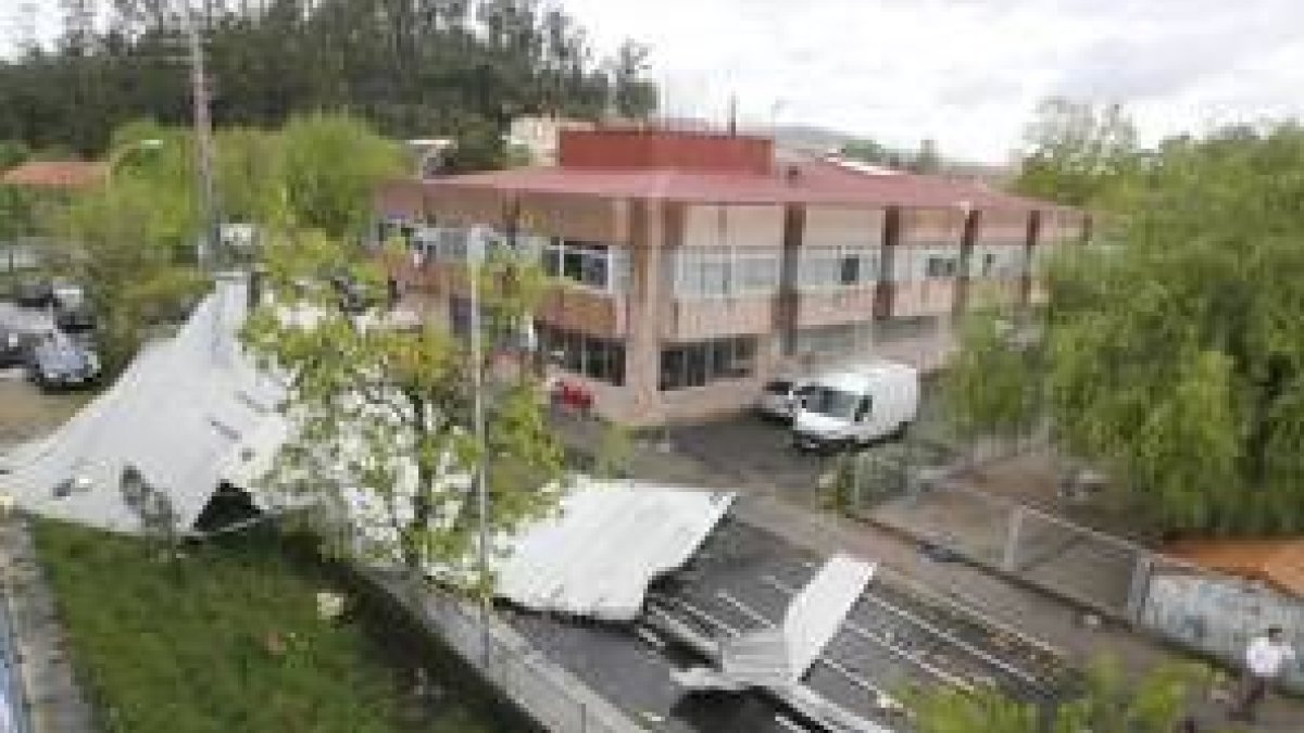 Vista del tejado de un instituto de Redondela (Pontevedra) tras el temporal