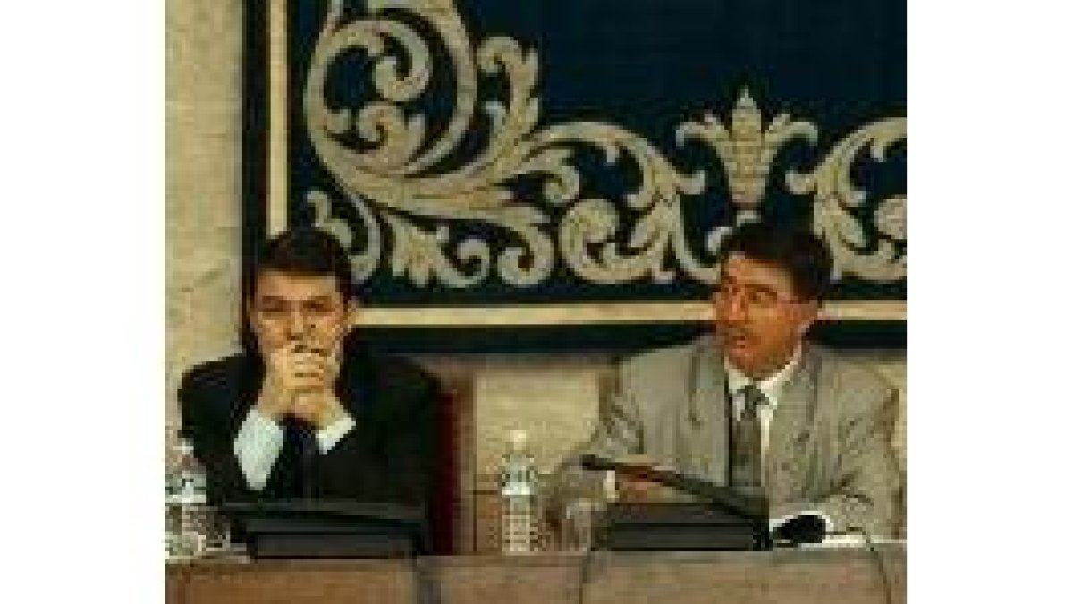 Fernández Mañueco, junto al presidente de la Comisión de Economía