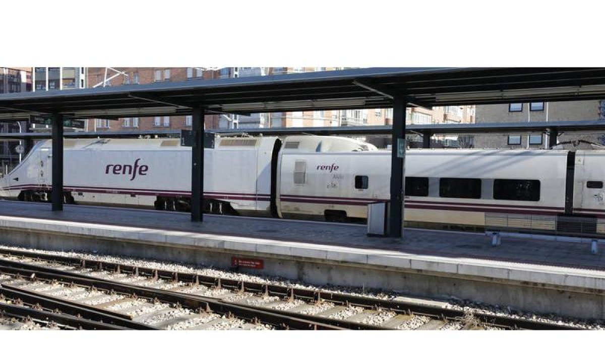 Tren Alvia estacionado en León, de los que cubren la línea entre Galicia y Barcelona. MARCIANO PÉREZ