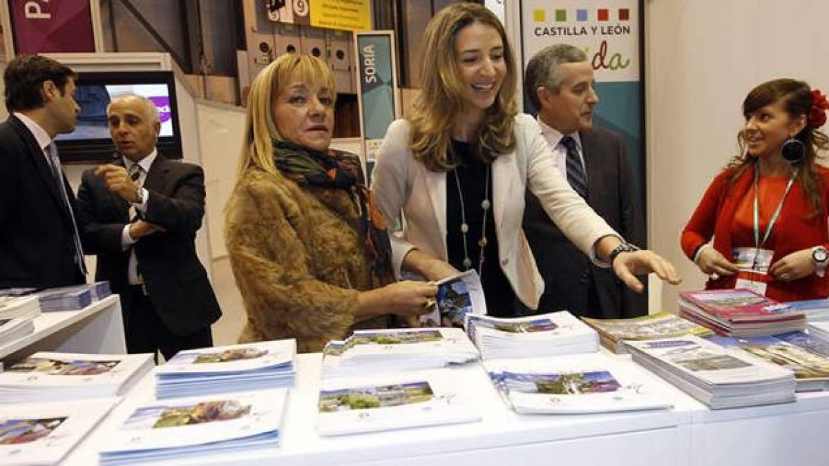La presidenta de la Diputación, Isabel Carrasco, la consejera de Turismo, Alicia García, y el alcalde de León, Emilio Gutiérrez, en el rincón de la provincia.