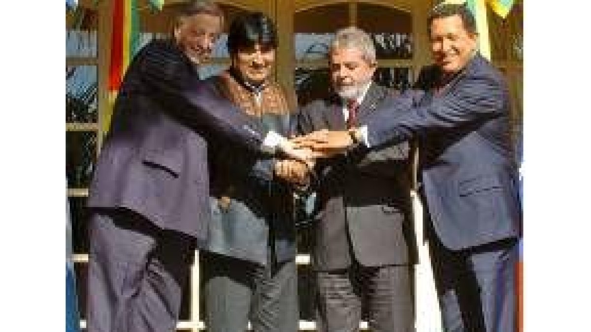 Kircher, Morales, Lula da Silva y Chávez estrechan sus manos en la cumbre de Puerto Iguazú