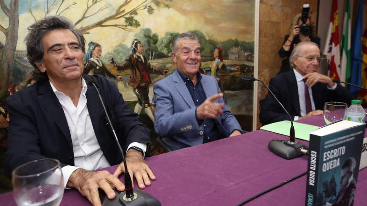 El periodista Arcadi Espada, el autor del libro Ismael Álvarez y el que fue su abogado Luis Rodríguez Ramos ante el libro. L. DE LA MATA