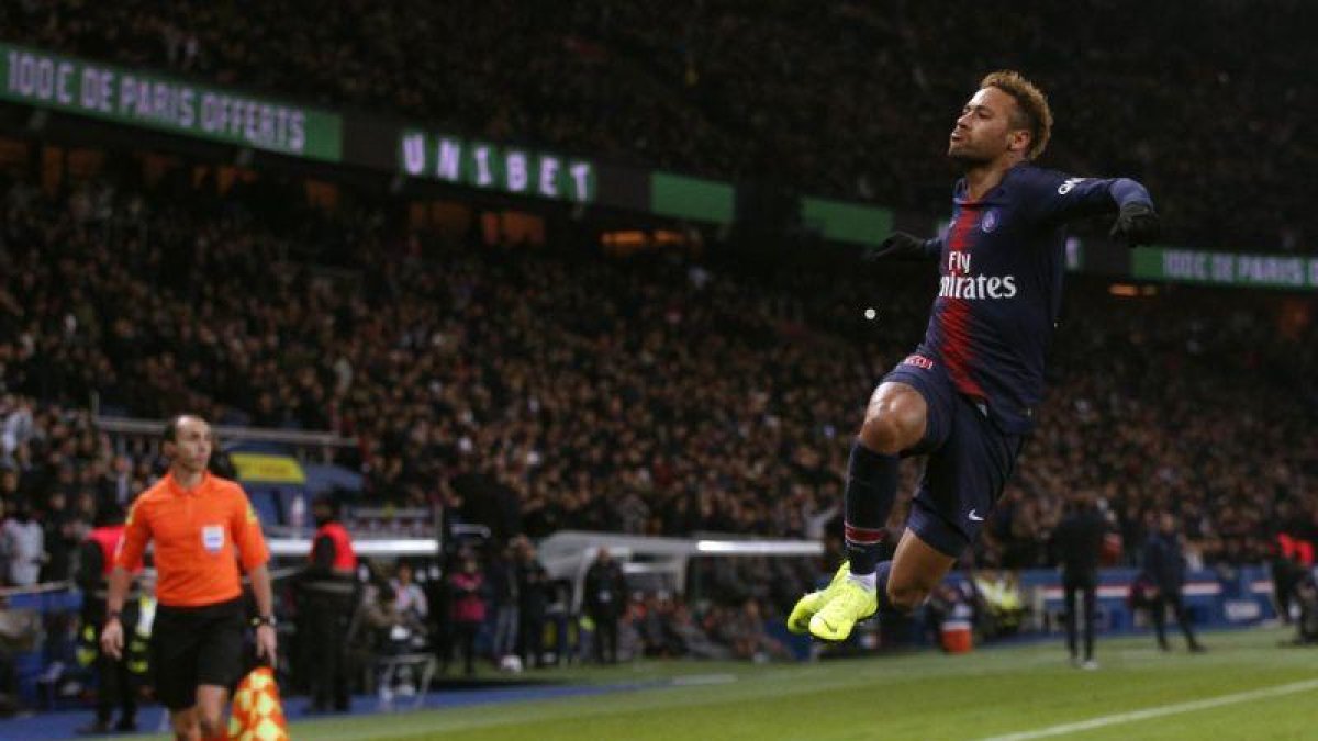 Neymar, la gran estrella del PSG, celebra el segundo gol de su equipo ante el Lille.