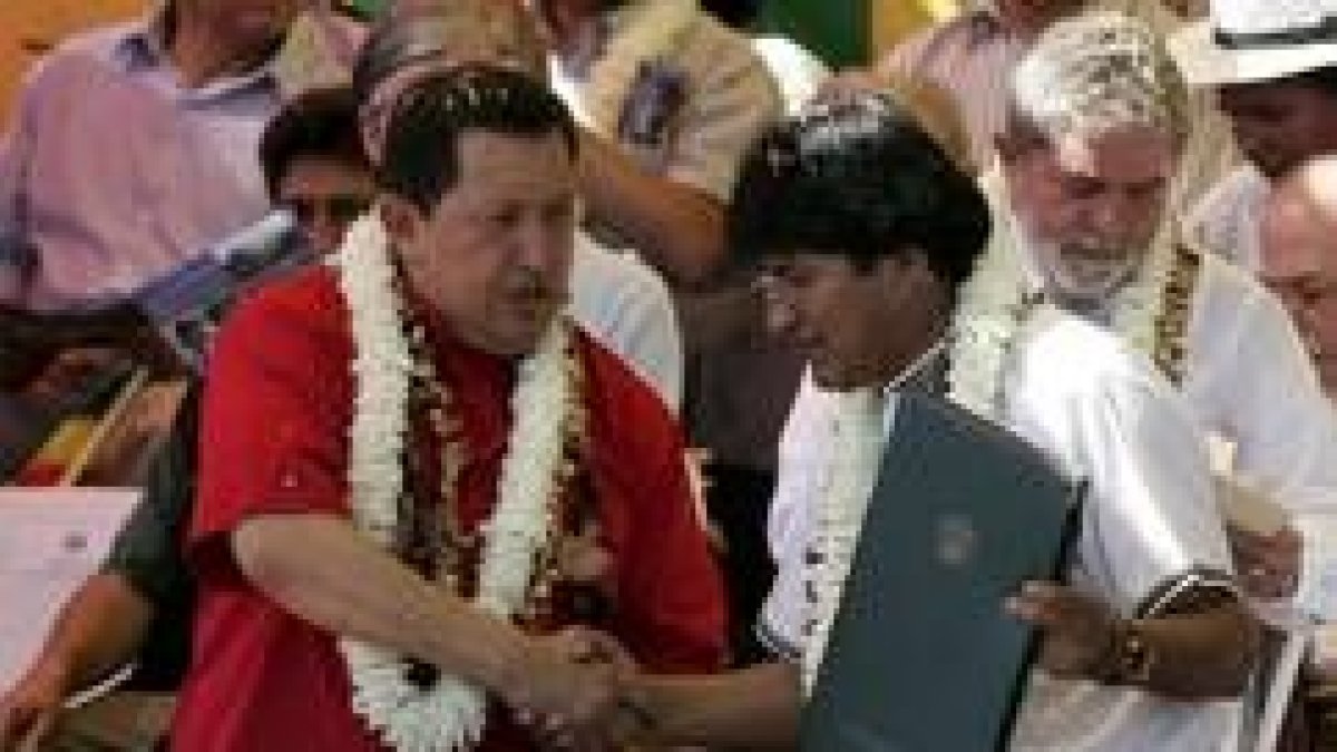 Hugo Chávez saluda a Evo Morales en presencia de Lula Da Silva, en la cumbre celebrada en Perú