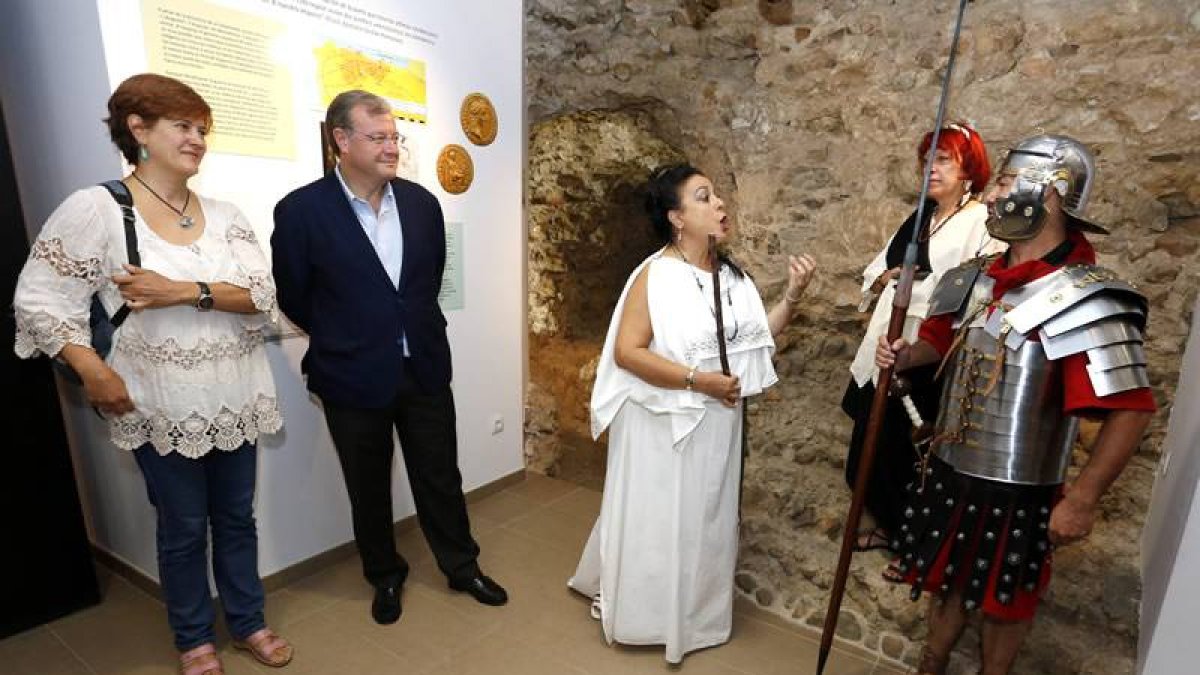 El alcalde de León, Antonio Silván, asiste a la representación de las visitas teatralizadas en la Casona de Puerta Castillo acompañado de la concejala de Cultura, Patrimonio y Turismo, Margarita Torres