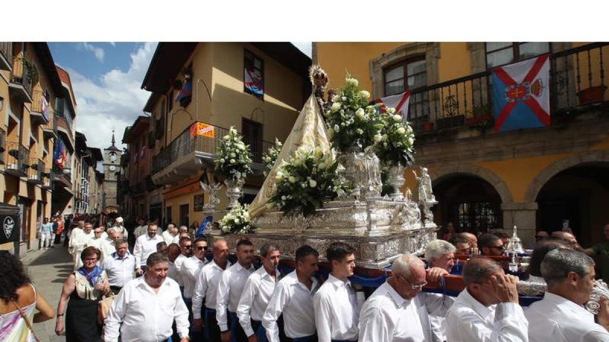 Momento del desfile de la patrona por las calles del casco antiguo de Ponferrada. L. DE LA MATA