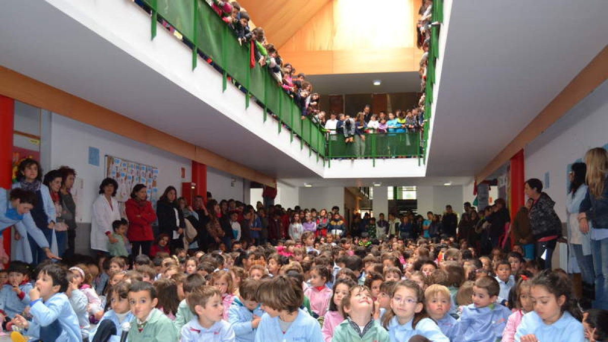 Los alumnos cantaron el cumpleaños feliz al colegio en la celebración de sus 25 años.