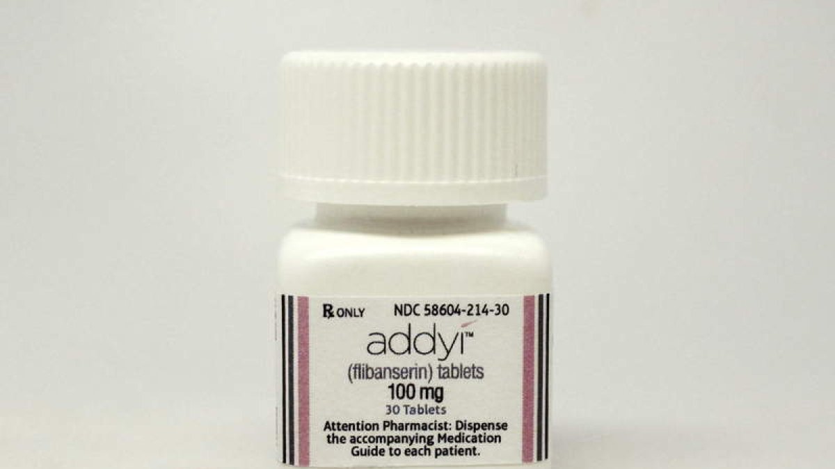 Un bote y una pastilla de Addyi, el nombre comercial del fármaco.