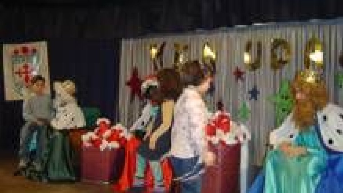 Los Reyes Magos de la Casa de Galicia entregando los regalos a los pequeños