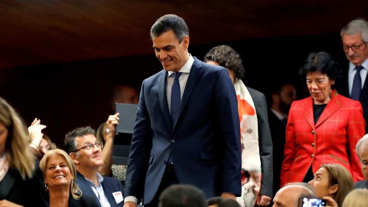 Pedro Sánchez con las ministras Isabel Celaá y Magdalena Valerio en el Encuentro Futuro+Progreso+FP en el Prado. CHEMA MOYA