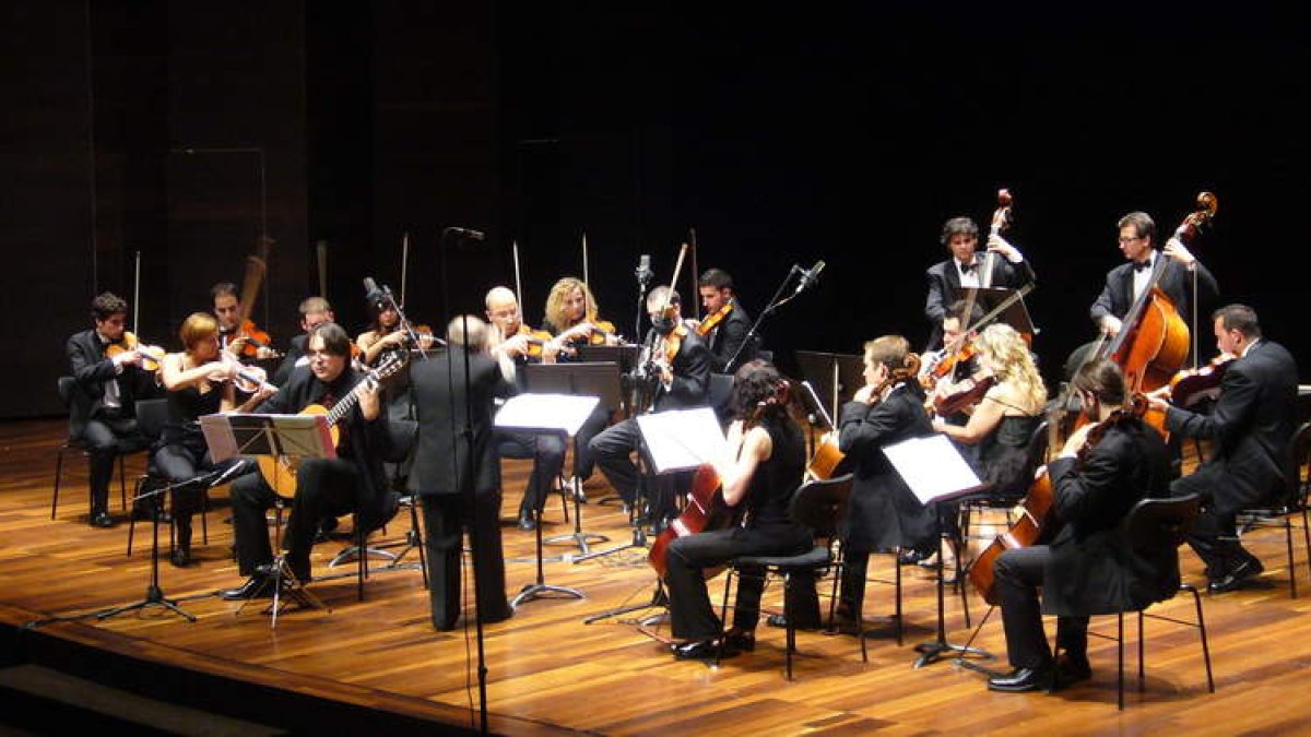 Imagen de uno de los conciertos de la Orquesta Ibérica en el Auditorio Ciudad de León. DL