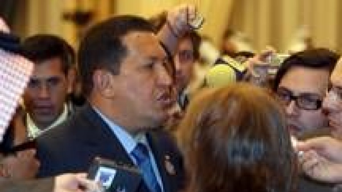 Hugo Chávez  atiende a los periodistas durante la tercera cumbre de la Opep en Riad