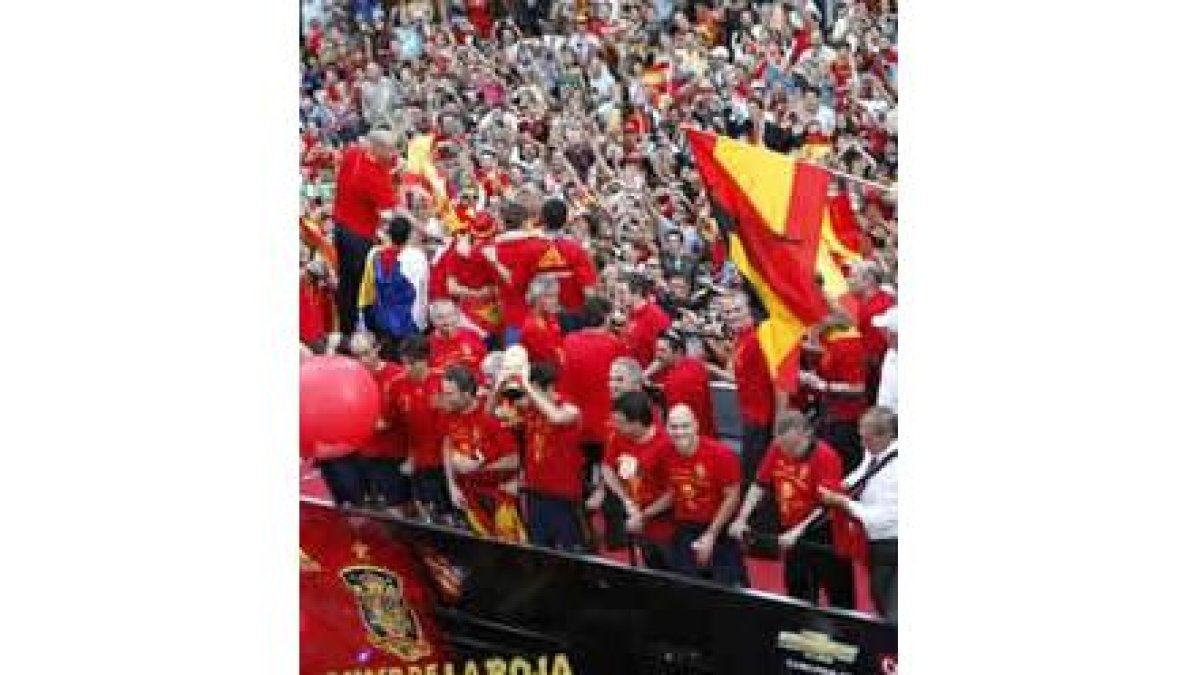 Miles de aficionados saludaron a la Roja.