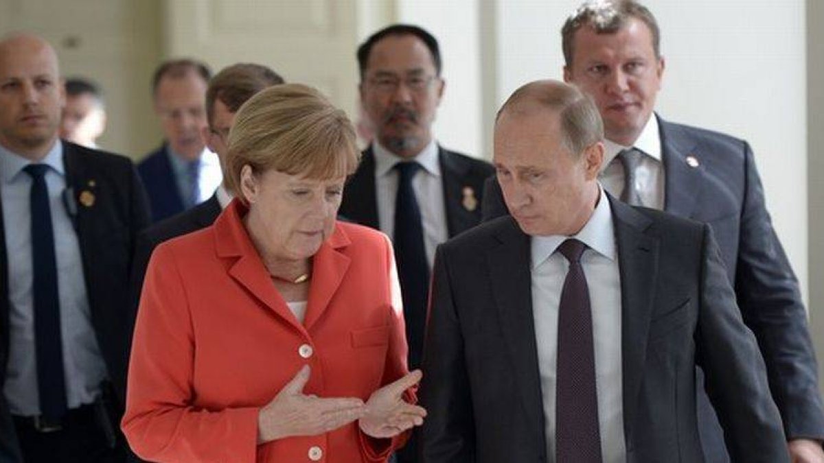 Angela Merkel y Vladimir Putin hablan, el pasado 13 de julio en Río, antes de la final del Mundial de fútbol.