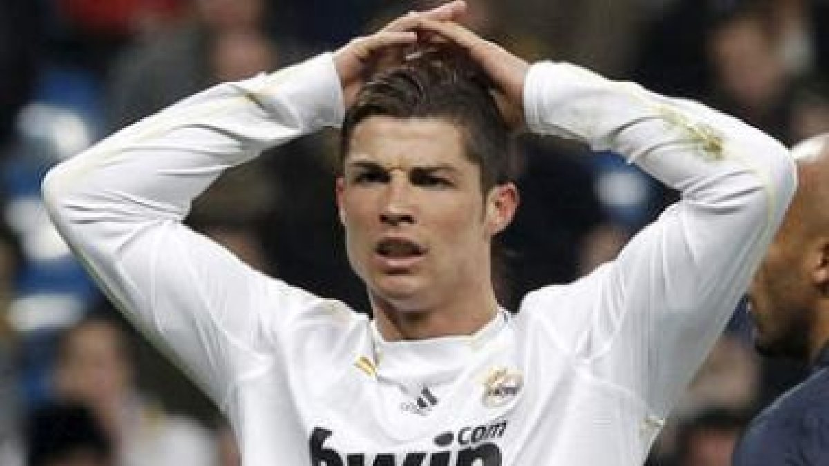 El gesto de decepción del astro portugués Cristiano Ronaldo refleja el «palo» que se lle