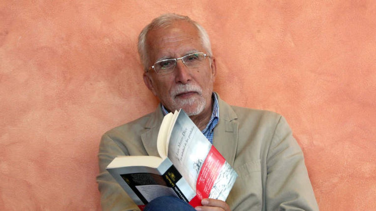 El escritor y académico leonés sostiene en la mano su última novela