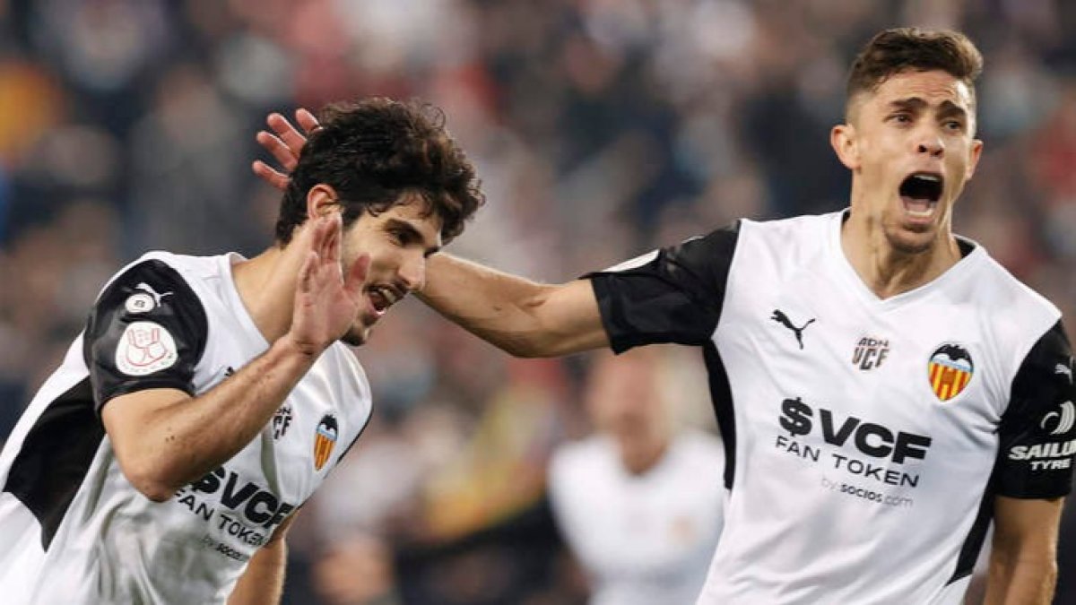 Guedes y el brasileño Gabriel Paulista celebran el gol que clasifica al Valencia para la final. K. F.