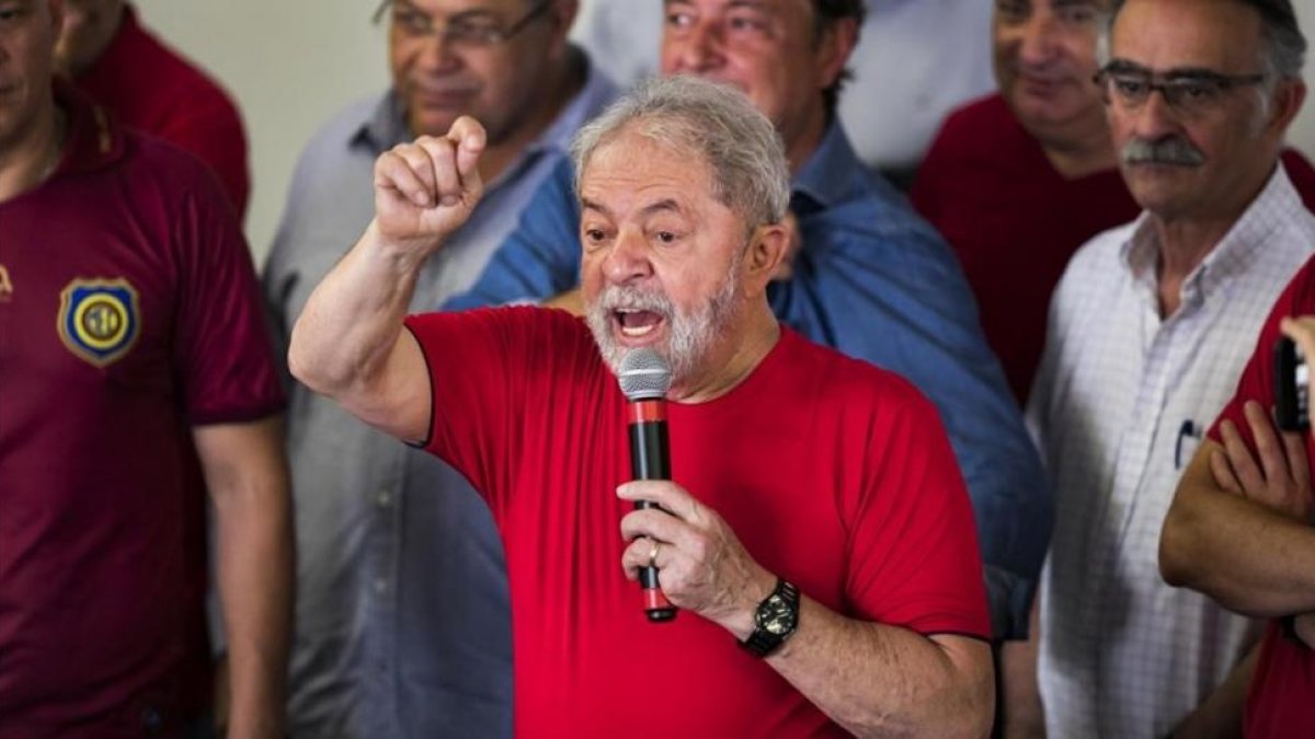 Lula se dirige a sus seguidores del sindicato metalúrgico en Sao Bernardo do Campo.