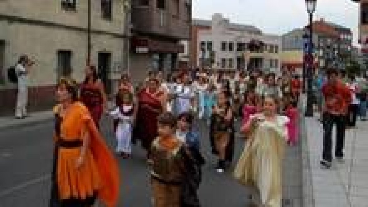 El colorido de los trajes celtas y romanos invadió las calles